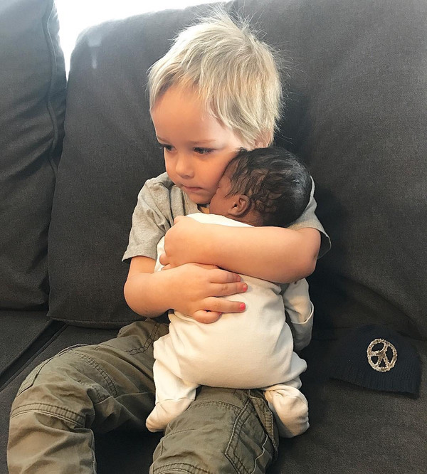 Мальчик обнимает малыша