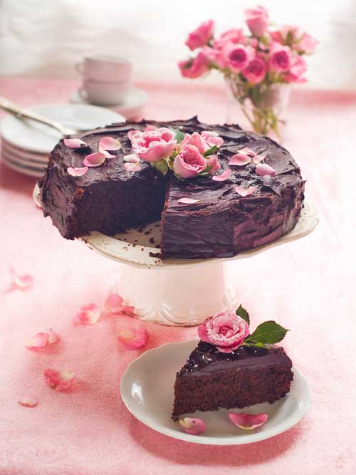 Шоколадный торт с розовыми розами