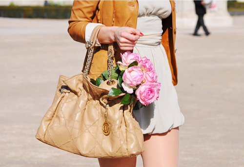 Розовые пионы в сумке девушки