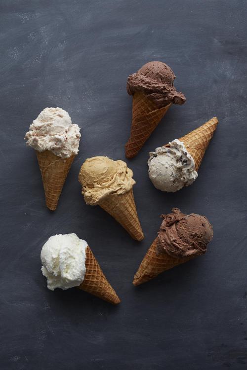 Шесть порций мороженого в вафельных рожках