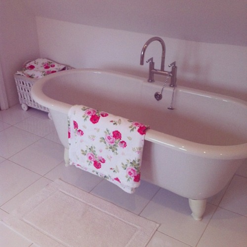 Ванна на ножках и полотенце с розами