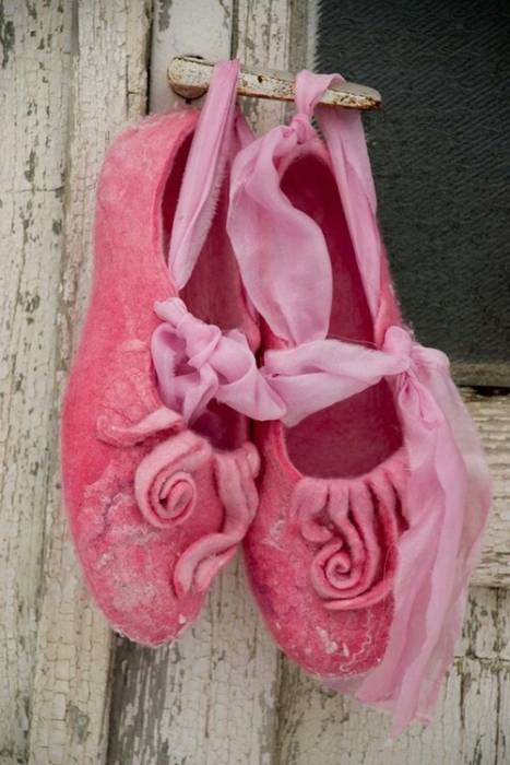Розовые балетки из войлока