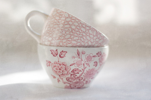 Две фарфоровые чашки с розовым рисунком