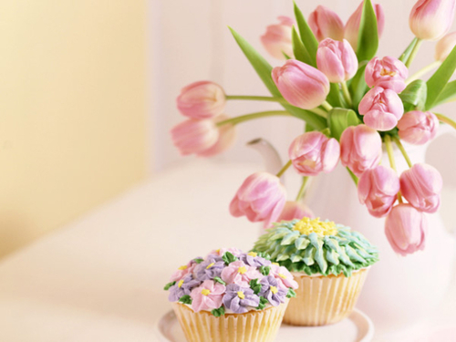Розовые тюльпаны и кексы с кремом в форме цветов