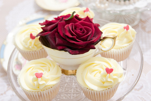 Пирожные и бордовые розы