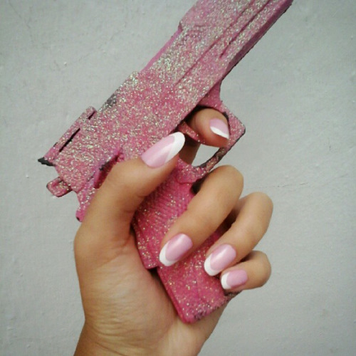 Розовый пистолет в руке