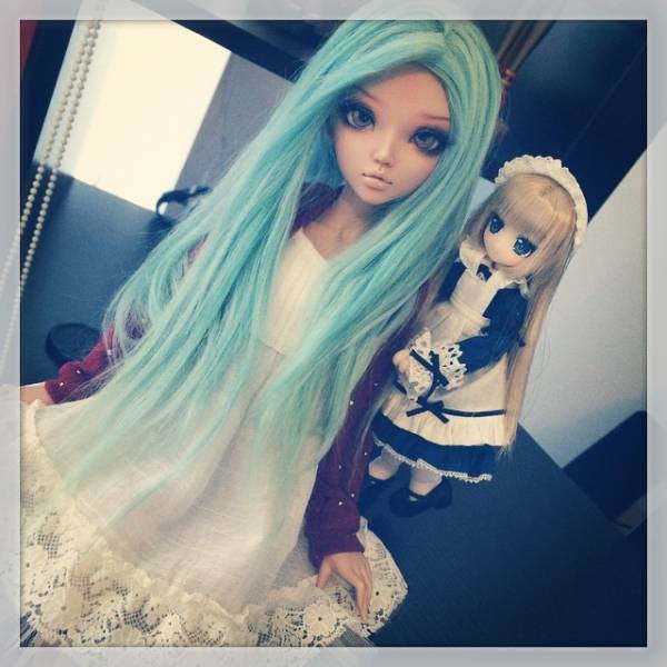 Кукла с длинными голубыми волосами и кукла горничн