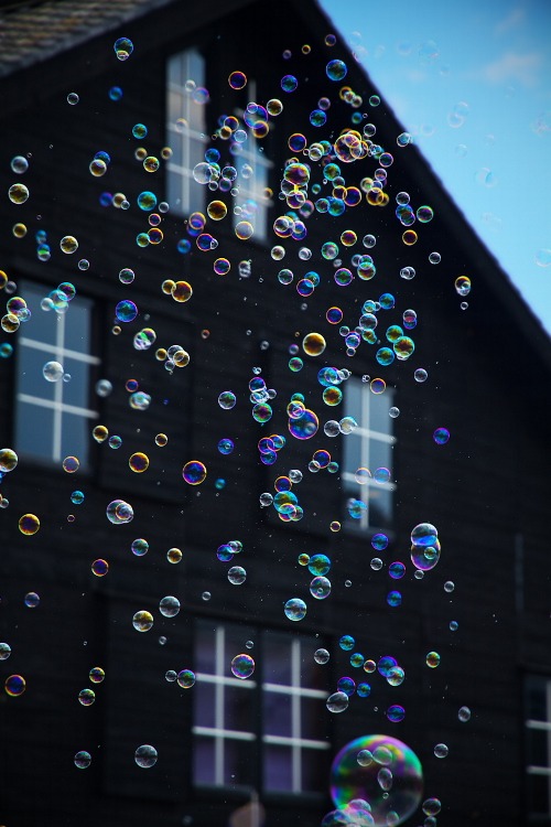 Мыльные пузырики на фоне дома