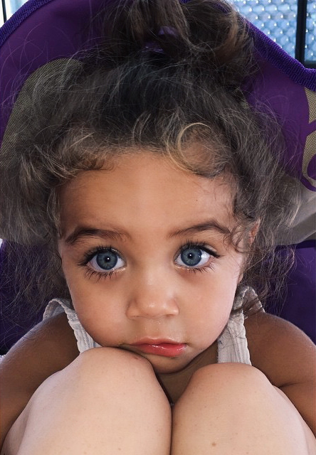 Девочка с огромными синими глазами