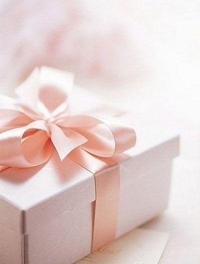 Подарок в розовой коробке с ленточкой