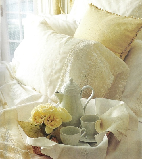 Утренний чай и розы в бело-желтую постель