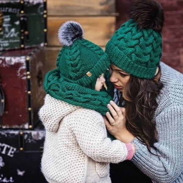 Мама и ребёнок в зелёных вязаных шапках