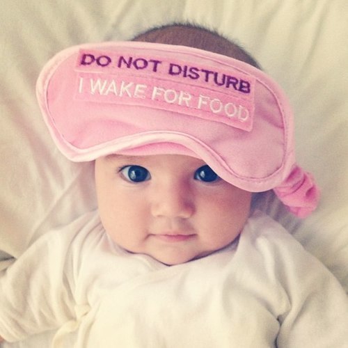 Малышка с розовой повязкой для сна