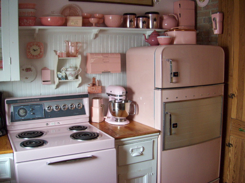 Нежно розовый интерьер кухни