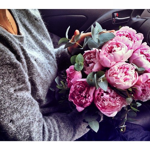 Букет розовых пионов в руках девушки