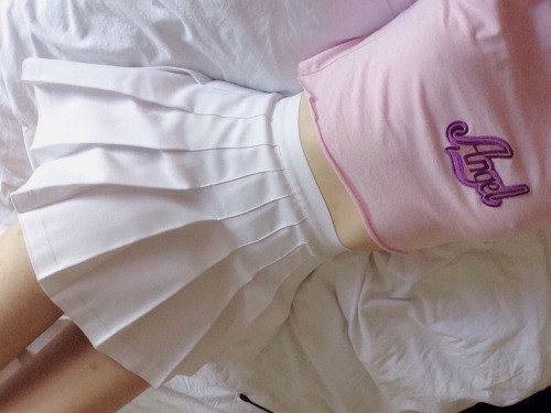 Белая юбка плиссировка и розовая майка