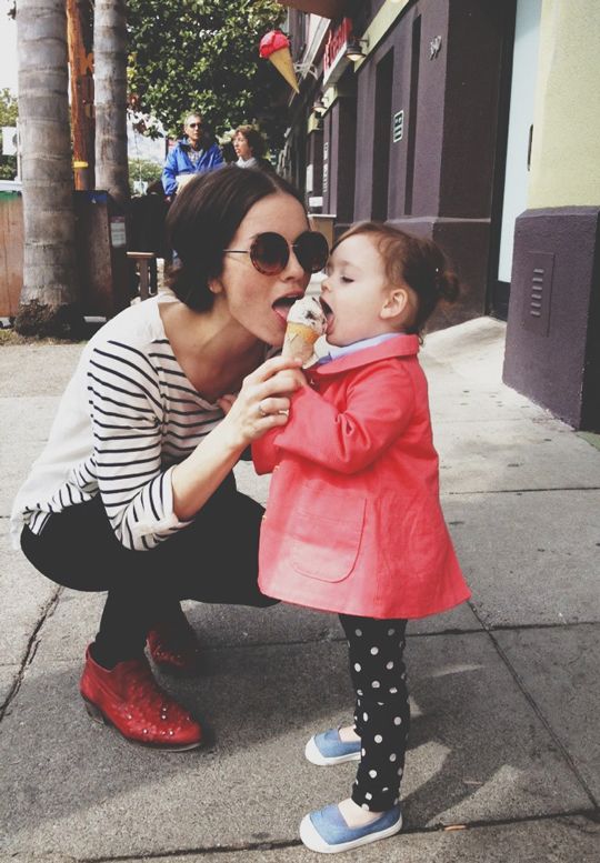 Мама с дочкой облизывают мороженое