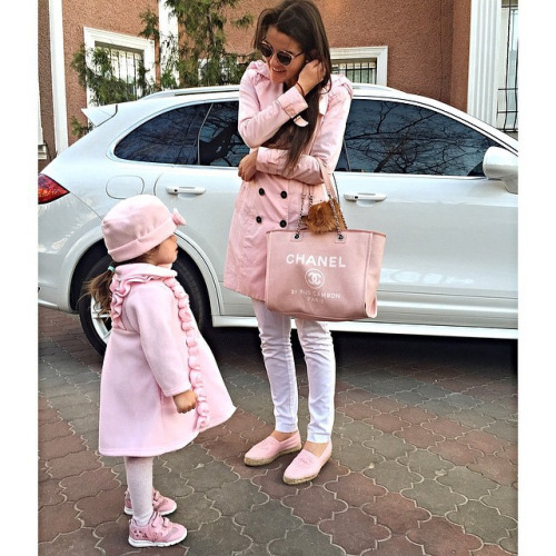 Модные мама с дочкой в розовом