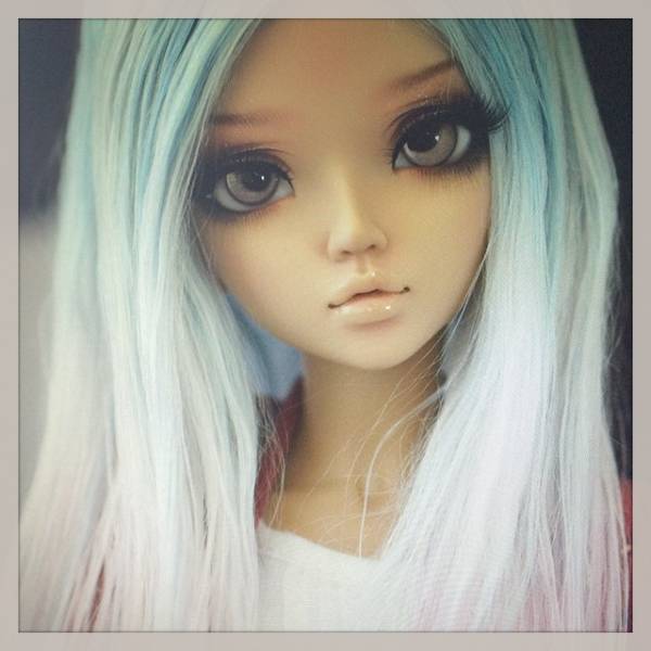 Сероглазая кукла с голубыми волосами