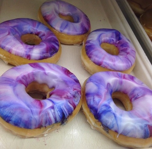 Космически фиолетовая глазурь на пончиках