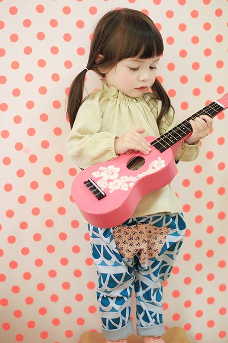 Девочка с розовой гитарой