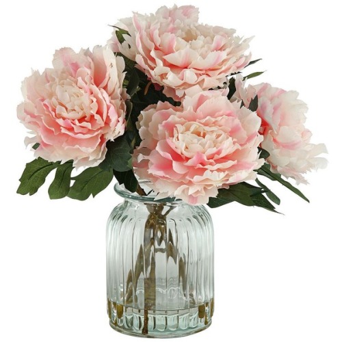 Розовые пионы в стеклянной вазе
