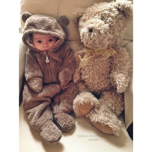 Малыш в костюме мишки и игрушечный медвежонок