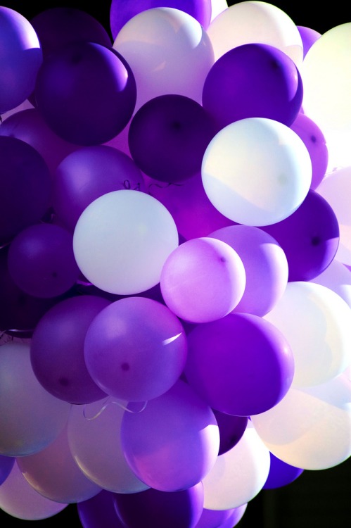 Белые и фиолетовые надувные шарики