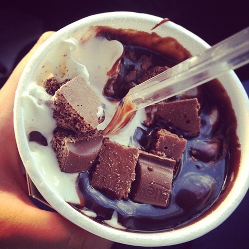 Кусочки пористого шоколада в мороженом