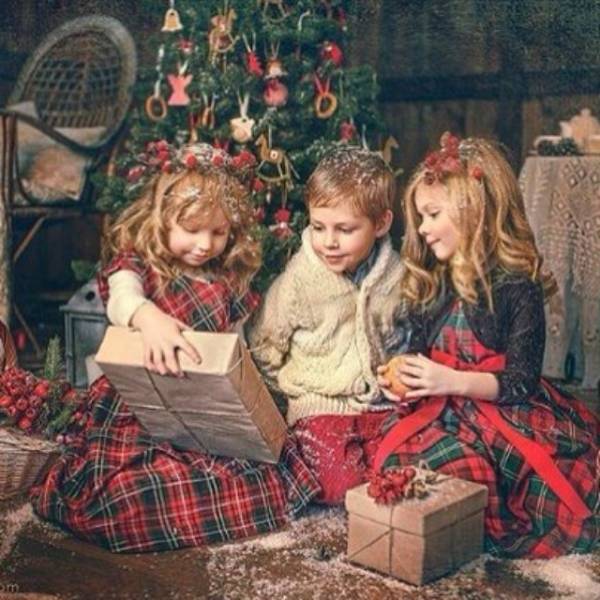 Дети у Рождественской ёлки с подарками