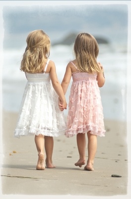 Две девочки подружки идут держась за руки