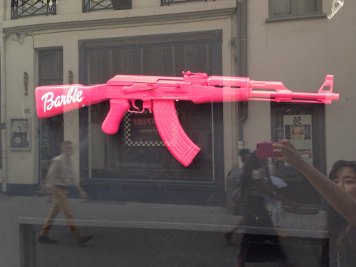 Розовый автомат Барби