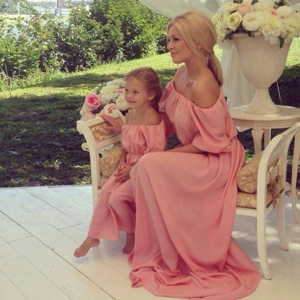 Мама с дочкой в одинаковых розовых платьях