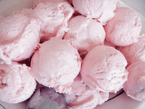 Шарики розового мороженого