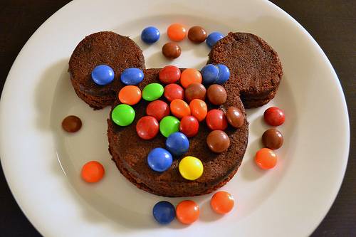 разноцветные конфетки на кексе Микки Маус