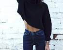 Чёрный короткий свитер и джинсы