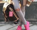 Розовые кроссовки, рваные джинсы и рюкзак