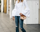 Белая блузка с воланами и классические джинсы