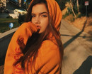Девушка в оранжевом худи