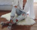 Белая блузка со шнуровкой и рваные джинсы