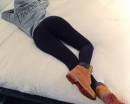 Спортивная девушка на кровати в тимберлендах