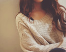 Длинноволосая девушка в вязаном свитере