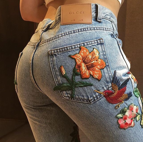джинсы, цветы, уличная мода