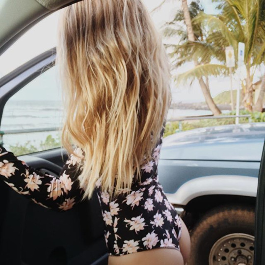 Блондинка в цветочном боди в авто