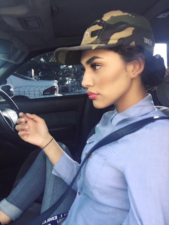 Девушка в авто в "милитари" кепке