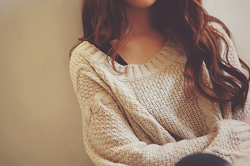 Длинноволосая девушка в вязаном свитере