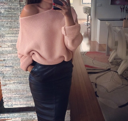 Розовый свитер и черная кожаная юбка