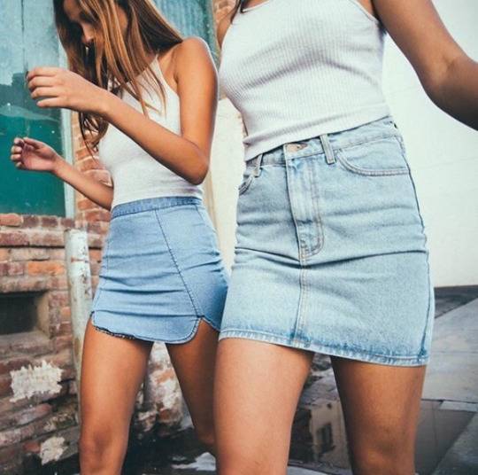 Девушки в джинсовых юбках