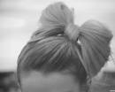 Прическа блондинки: Бант из волос