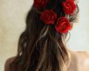 Красные цветы в длинных волосах